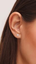 ⁦أقراط نسائية مرصعة بالكريستال من الستانلس ستيل المطلي بالذهب – تصميم أنيق للحفلات والمناسبات⁩ - الصورة ⁦4⁩