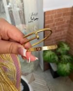 ⁦طقم أساور حلقية فاخرة من جوليا ستور – ستانلس ستيل 316L مطلي بالذهب عيار 18 قيراط⁩ - الصورة ⁦6⁩