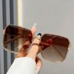 ⁦طقم 3 نظارات شمسية مربعة كلاسيكية للنساء والفتيات - تصميم عصري متعدد الألوان⁩ - الصورة ⁦4⁩