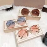 ⁦نظارة شمسية نسائية متدرجة بدون إطار بإطار معدني ذهبي وعدسات زرقاء وردية UV400⁩ - الصورة ⁦3⁩