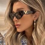 نظارة شمسية نسائية بإطار أسود وعدسات هندسية مستقطبة بتصميم حرف V المعدني